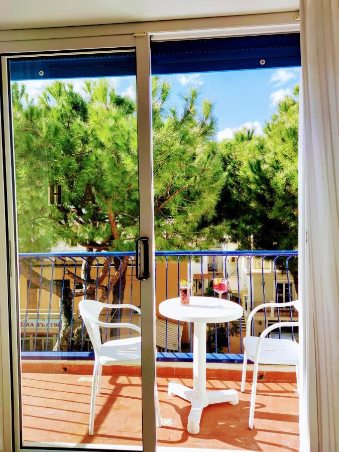 Hotel Adria B&B - Colazione Fino Alle 12 Misano Adriatico Dış mekan fotoğraf