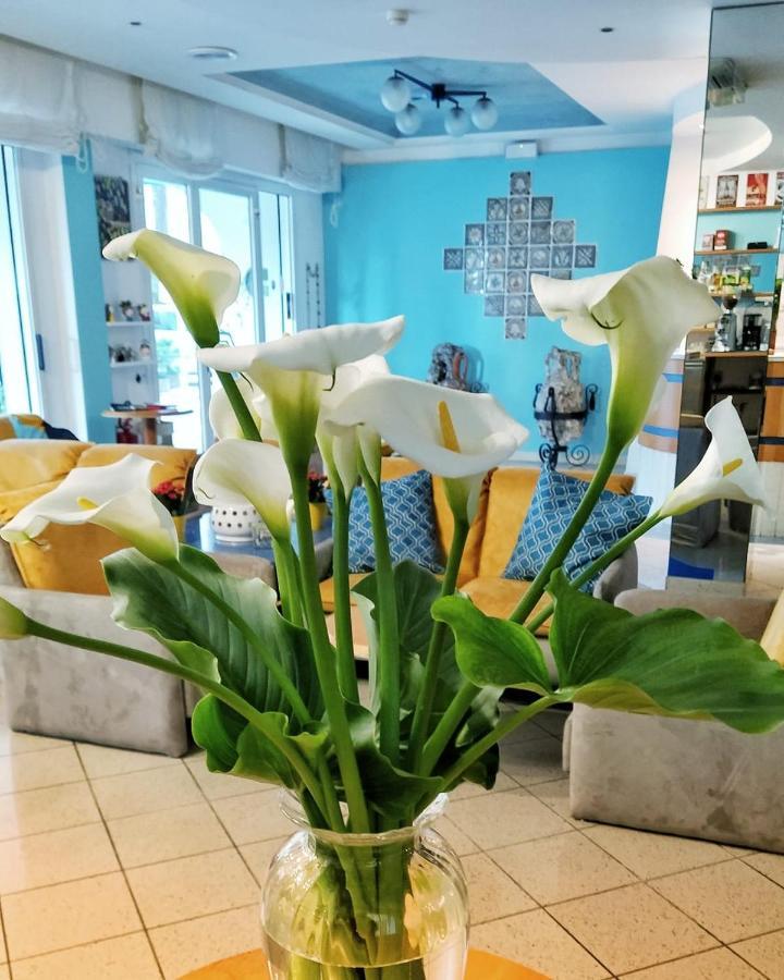 Hotel Adria B&B - Colazione Fino Alle 12 Misano Adriatico Dış mekan fotoğraf