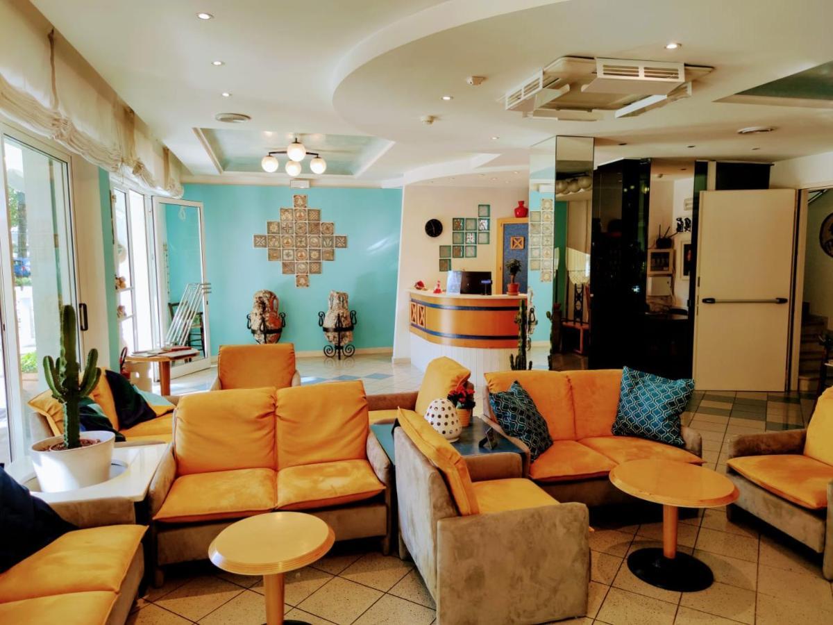 Hotel Adria B&B - Colazione Fino Alle 12 Misano Adriatico Dış mekan fotoğraf