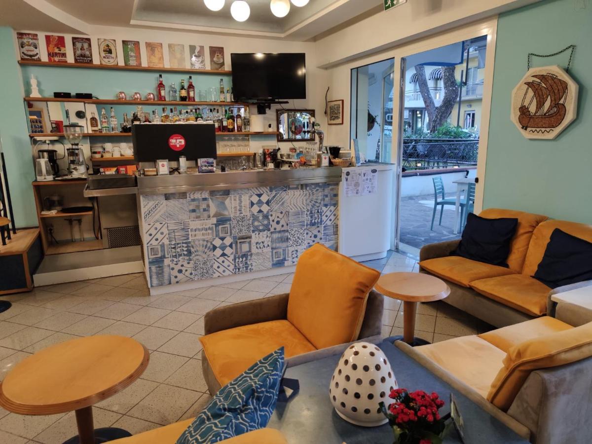 Hotel Adria B&B - Colazione Fino Alle 12 Misano Adriatico Dış mekan fotoğraf