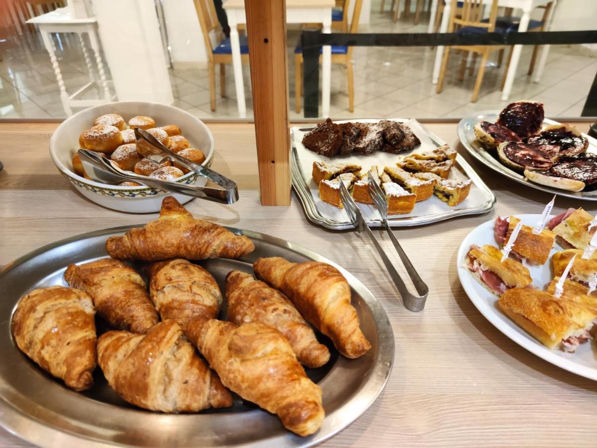 Hotel Adria B&B - Colazione Fino Alle 12 Misano Adriatico Dış mekan fotoğraf