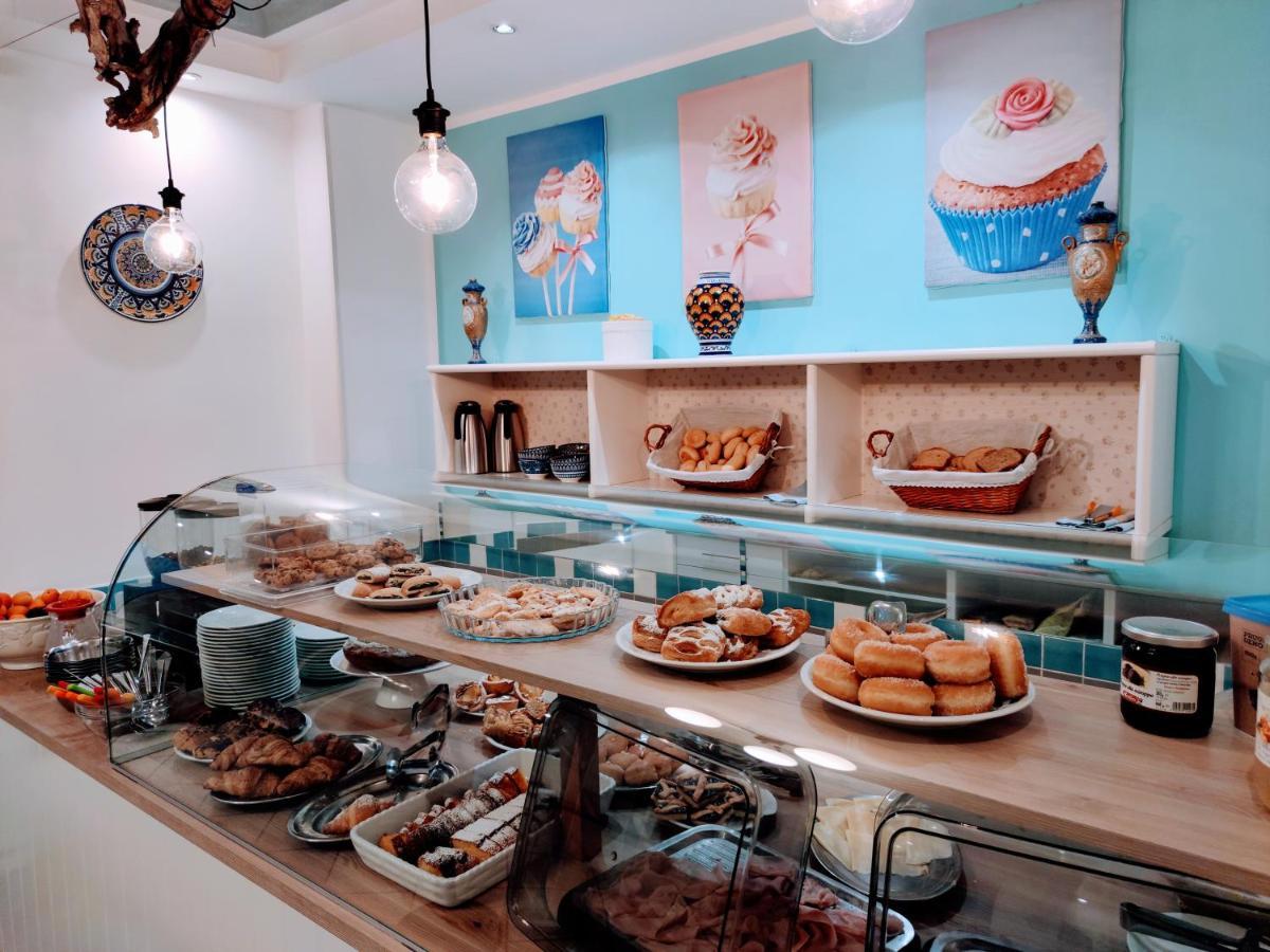 Hotel Adria B&B - Colazione Fino Alle 12 Misano Adriatico Dış mekan fotoğraf