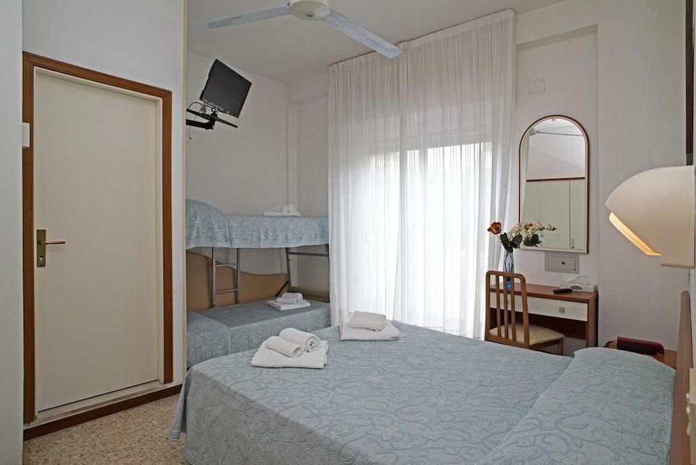 Hotel Adria B&B - Colazione Fino Alle 12 Misano Adriatico Dış mekan fotoğraf
