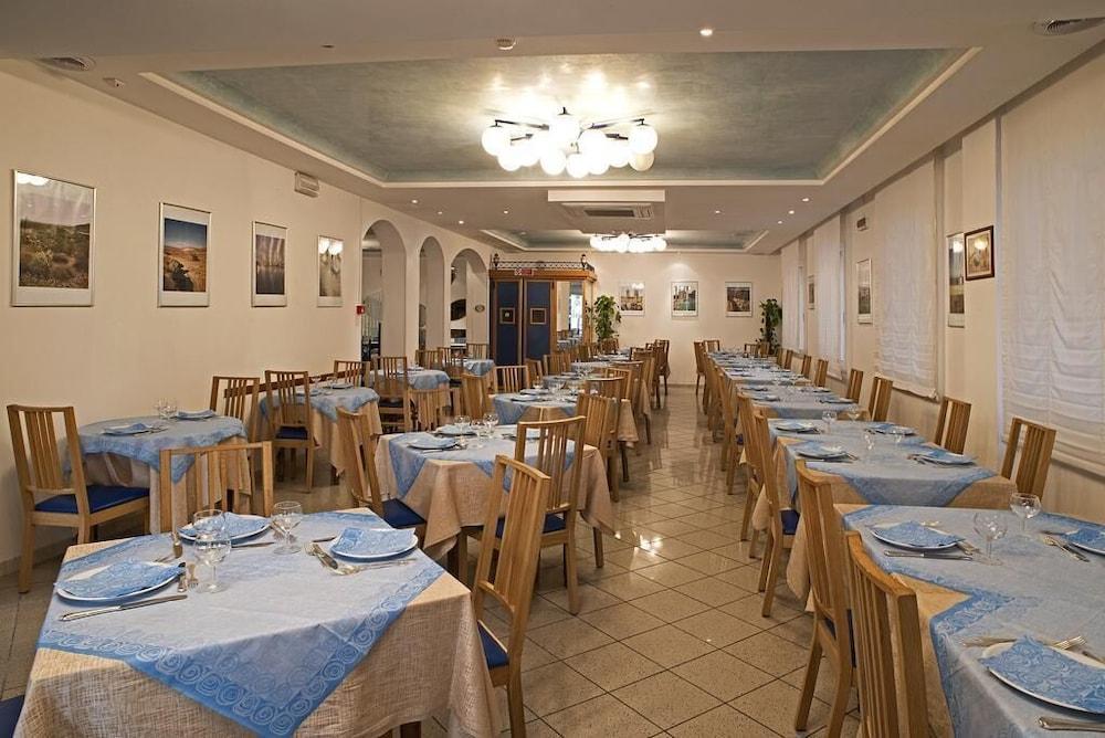 Hotel Adria B&B - Colazione Fino Alle 12 Misano Adriatico Dış mekan fotoğraf