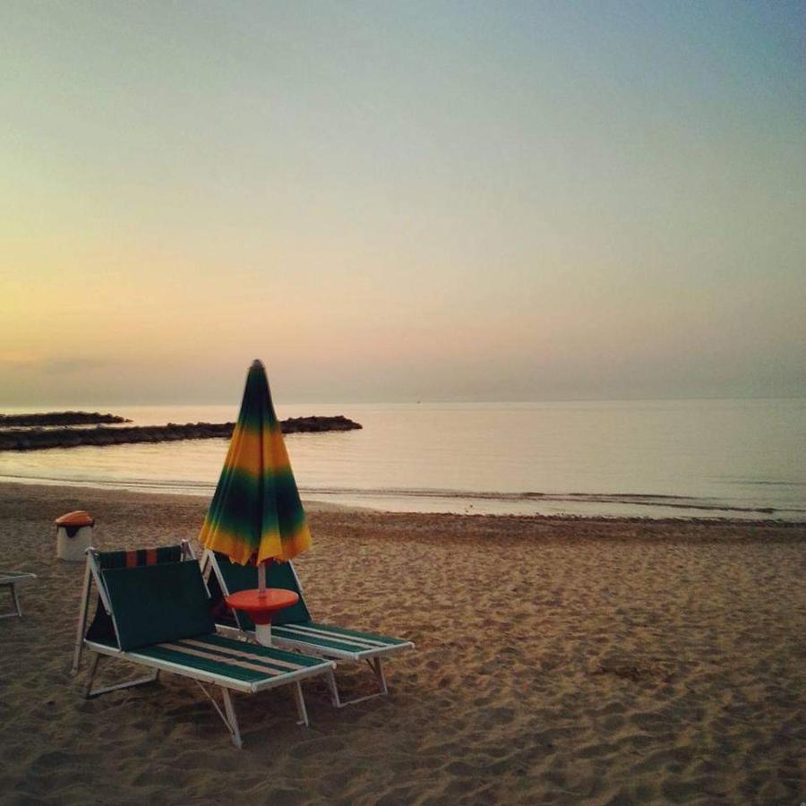 Hotel Adria B&B - Colazione Fino Alle 12 Misano Adriatico Dış mekan fotoğraf