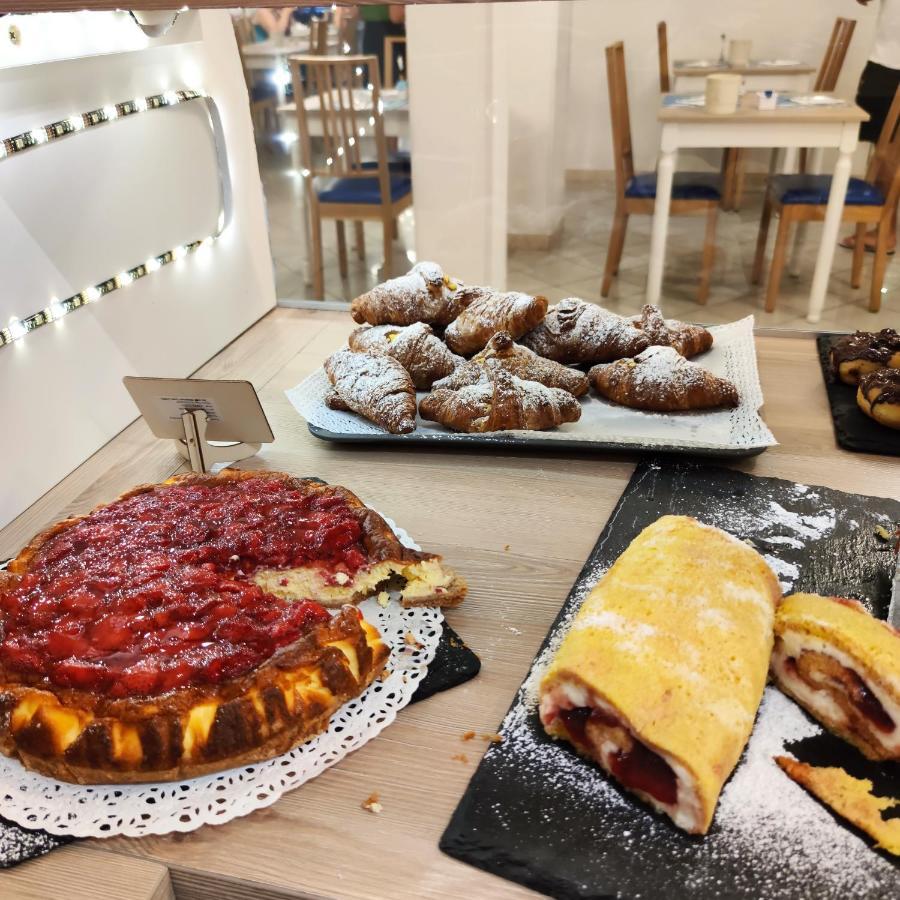 Hotel Adria B&B - Colazione Fino Alle 12 Misano Adriatico Dış mekan fotoğraf